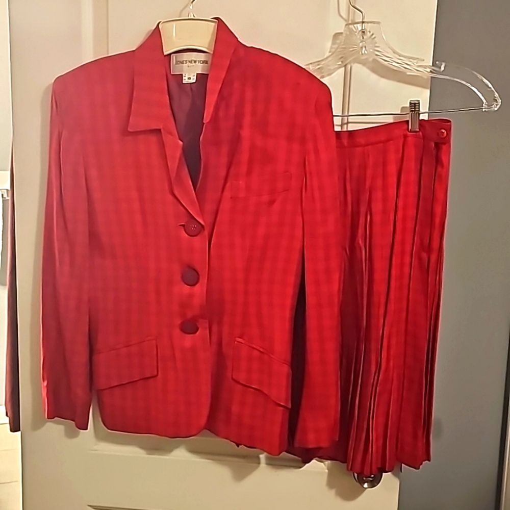 Jones New York Designer 2pc Suit, Sz 10, Fushia & Mauroon, Pleated Skirt.